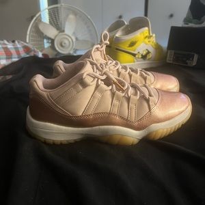 Jordan Rose Gold 11s Woman’s 8.5 Mens 7